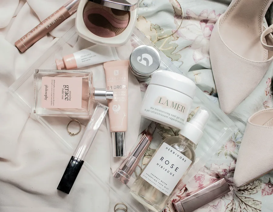 Flatlay med skönhetsprodukter ovanifrån på ljus bakgrund